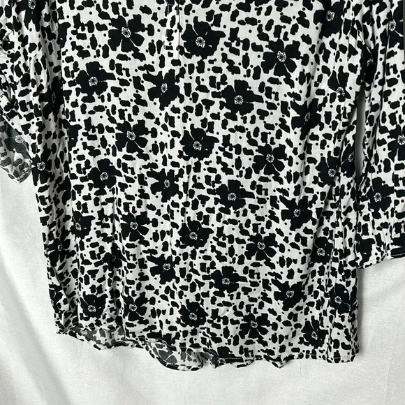 ILANCO NWT black & white abstract floral,  v neck , tie strap cuffs, hi low - Picture 6 of 14